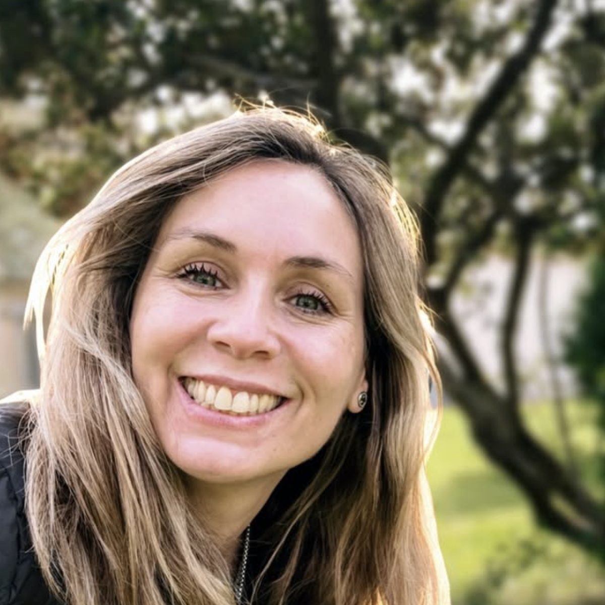 Retrato de Ingrid Solís sonriendo al aire libre